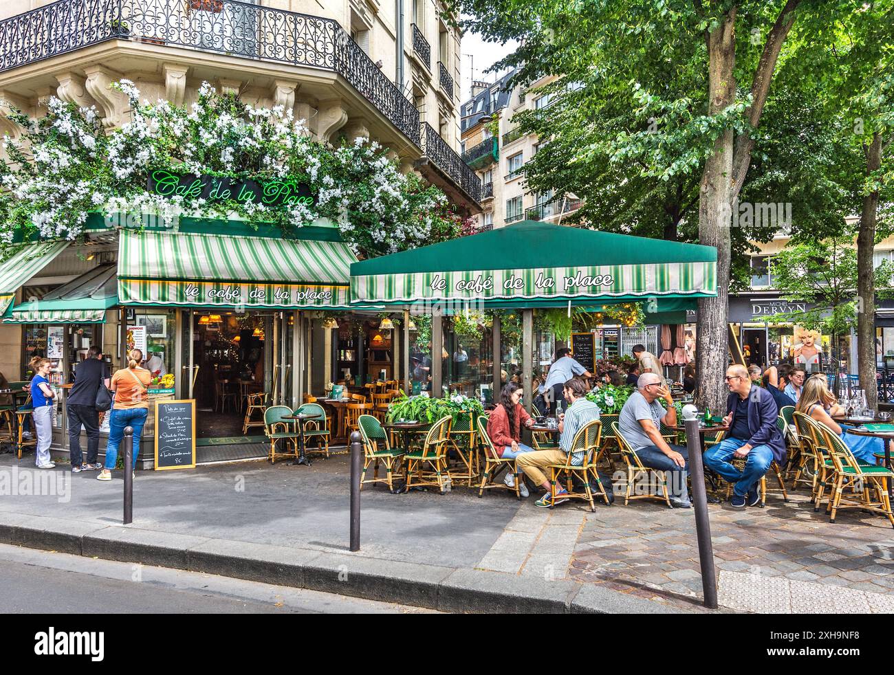 Terrasse extérieure bondée du Café de la place - Paris 75014, France. Banque D'Images