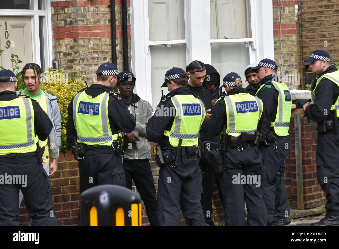Mizzy TicTok Prankster arrêté par une unité de police assez importante alors qu'il approchait de Wireless 2024. Il semblait être une personne d'intérêt avec qui ils étaient familiers parce que beaucoup d'entre eux l'ont reconnu alors qu'il entourait le festival avec ses amis. Le farceur avait déjà reçu une ordonnance communautaire d'un an pour arracher le téléphone et fuir la police en 2022, ce qui comprenait 100 heures de travail non rémunéré et 15 jours d'activités de réadaptation. Depuis lors, Mizzy prétend tourner une nouvelle page, mais il semble que son passé va le suivre car il est connu principalement pour sa nature gênante. Banque D'Images