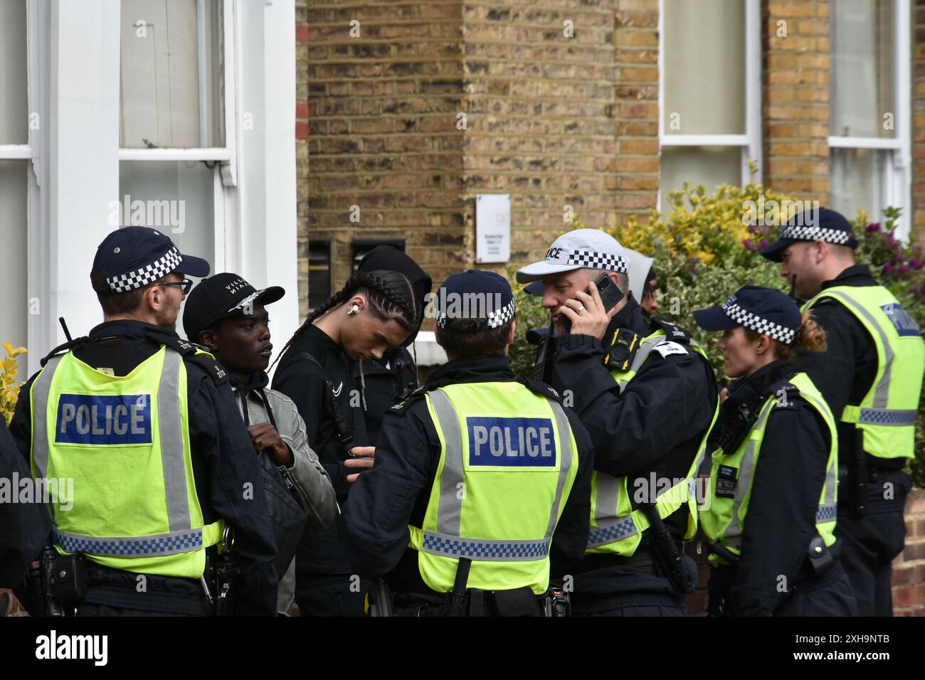 Mizzy TicTok Prankster arrêté par une unité de police assez importante alors qu'il approchait de Wireless 2024. Il semblait être une personne d'intérêt avec qui ils étaient familiers parce que beaucoup d'entre eux l'ont reconnu alors qu'il entourait le festival avec ses amis. Le farceur avait déjà reçu une ordonnance communautaire d'un an pour arracher le téléphone et fuir la police en 2022, ce qui comprenait 100 heures de travail non rémunéré et 15 jours d'activités de réadaptation. Depuis lors, Mizzy prétend tourner une nouvelle page, mais il semble que son passé va le suivre car il est connu principalement pour sa nature gênante. Banque D'Images