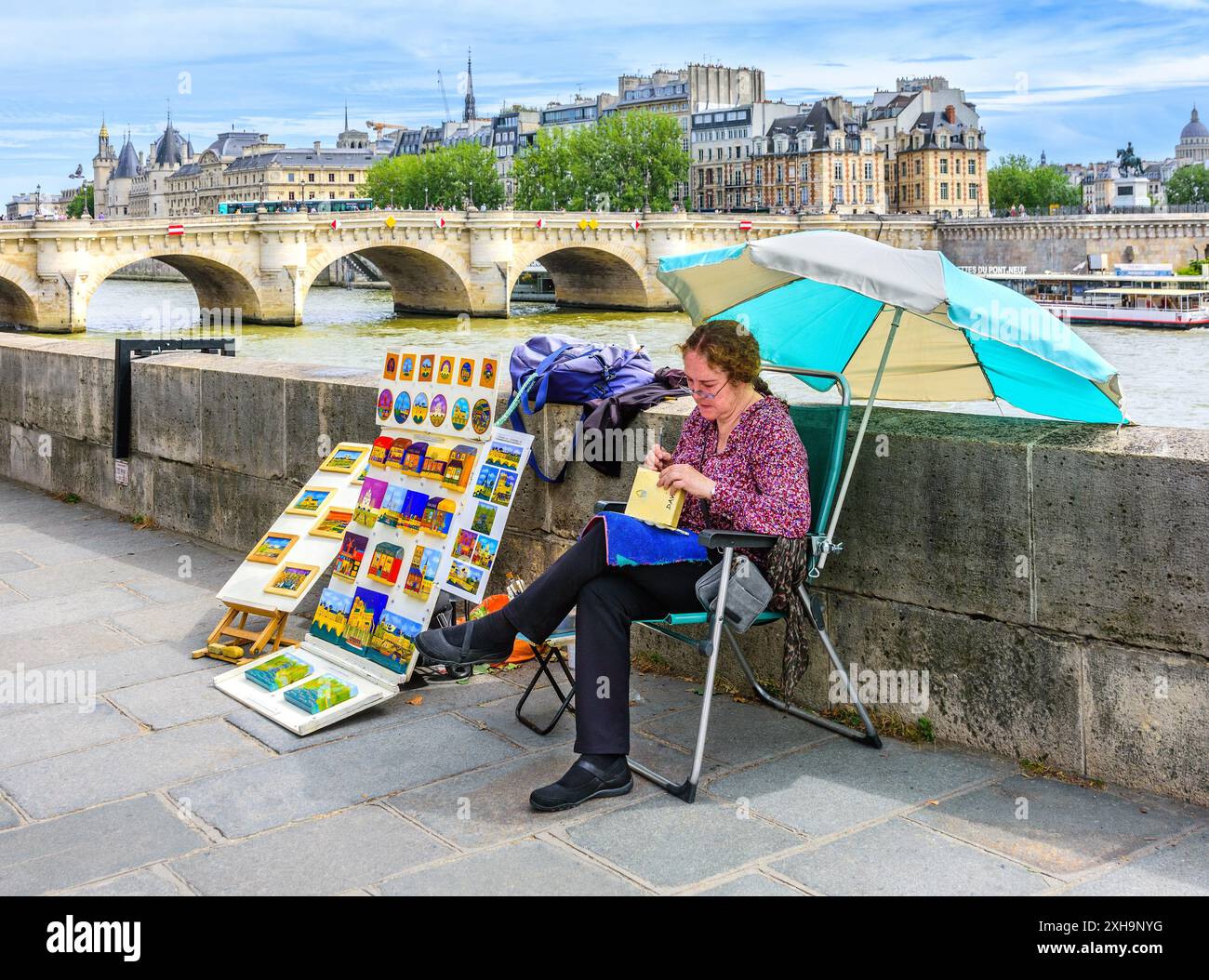 Artiste travaillant et vendant ses œuvres sur le Quai du Louvre, Paris 75001, France. Banque D'Images