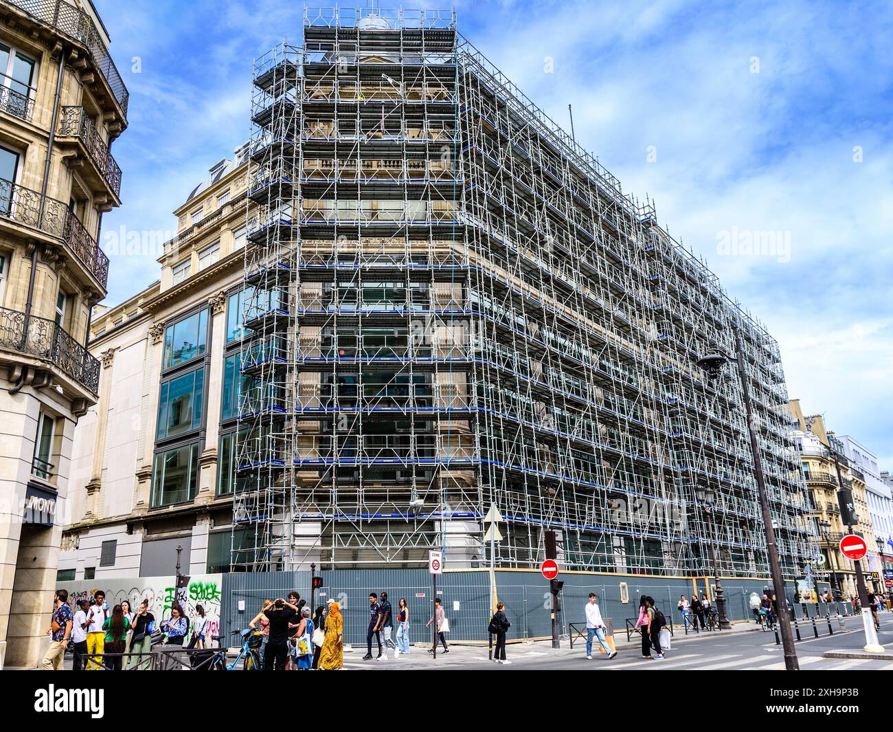 Grand projet de rénovation de façade de bâtiment recouvert d'échafaudages Entrepose rue de Rivoli, Paris 75001, France. Banque D'Images
