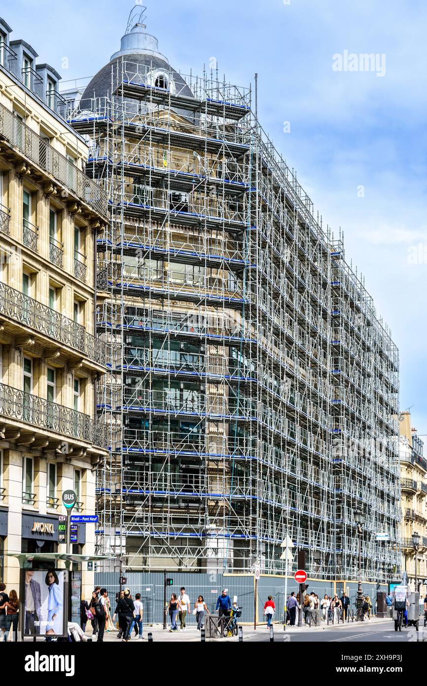 Grand projet de rénovation de façade de bâtiment recouvert d'échafaudages Entrepose rue de Rivoli, Paris 75001, France. Banque D'Images