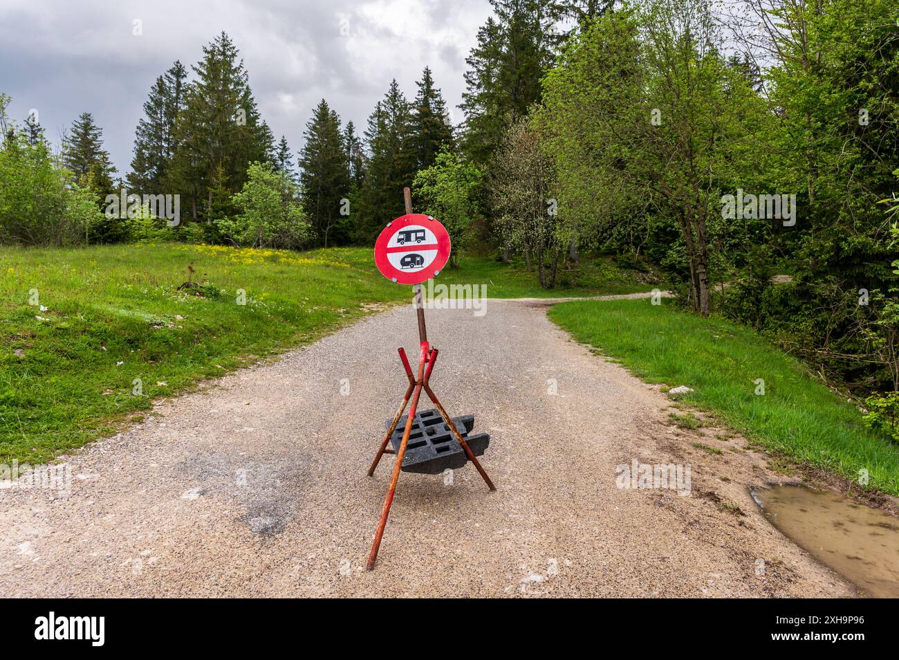 Pas d'accès pour les campervans panneau routier. Panneaux de signalisation. Banque D'Images