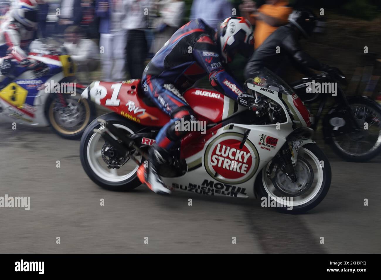 Goodwood House, West Sussex, Royaume-Uni. , . Le groupe de motos quitte le paddock sur la piste au Goodwood Festival of Speed, qui se tient chaque année à Goodwood House, maison ancestrale du 11e duc de RichmondÕs. Ici : crédit : Motofoto/Alamy Live News Banque D'Images