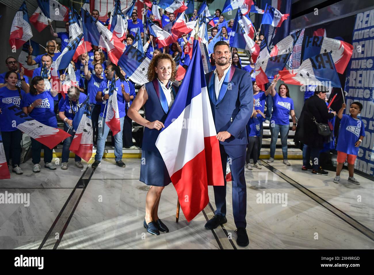 Paris, France. 12 juillet 2024. Les athlètes françaises Melina Robert-Michon et Florent Manaudou, posent pour une photo lors de l’annonce officielle des porte-drapeaux des Jeux Olympiques et Paralympiques de Paris 2024 au siège de France télévision à Paris le 12 juillet 2024. Photo de Firas Abdullah/ABACAPRESS. COM Credit : Abaca Press/Alamy Live News Banque D'Images