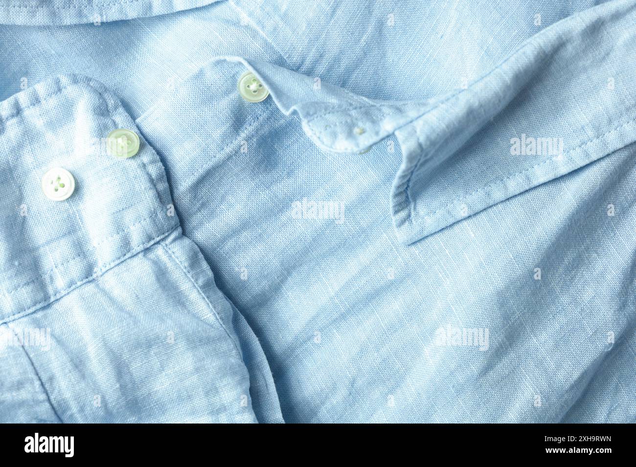 Col et poignets de chemise en lin bleu clair. Photo de haute qualité Banque D'Images