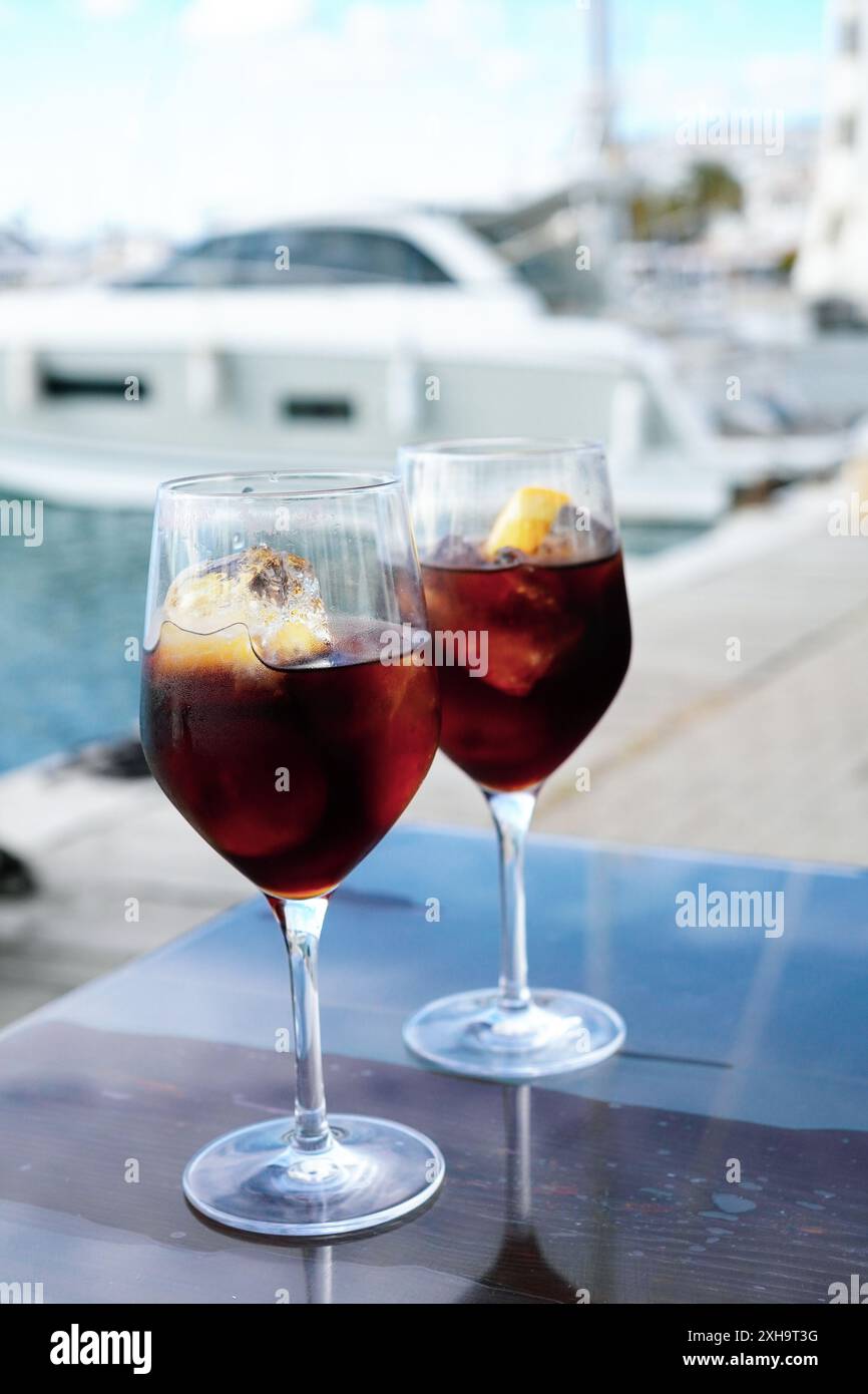 Vermut espagnol (vermouth) à boire dans un bar dans un port de plaisance Banque D'Images