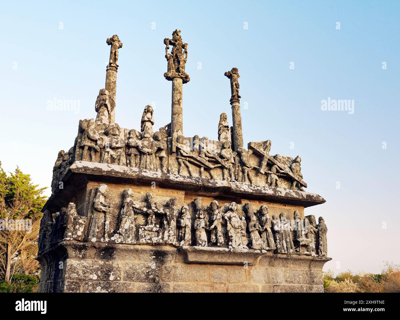 Vie du Christ sculptures sur pierre. Face Ouest de 15e C Calvaire de Tronoen. Chapelle Notre-Dame, Saint-Jean-Trolimon, Finistère, France Banque D'Images