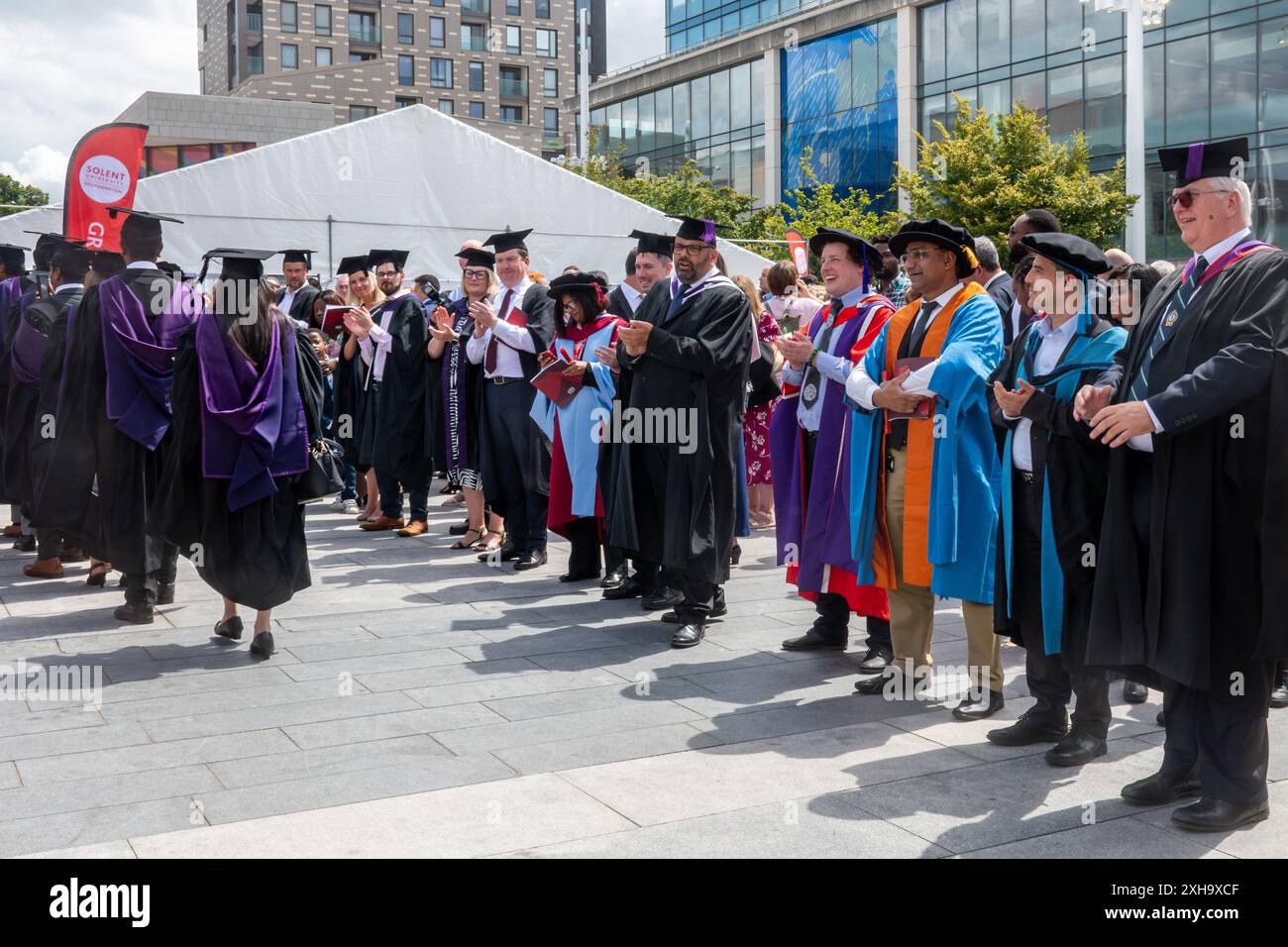 Diplôme de Solent University à Guildhall à Southampton le 11 juillet 2024, Hampshire, Angleterre, Royaume-Uni. Les étudiants diplômés applaudis par le personnel académique Banque D'Images