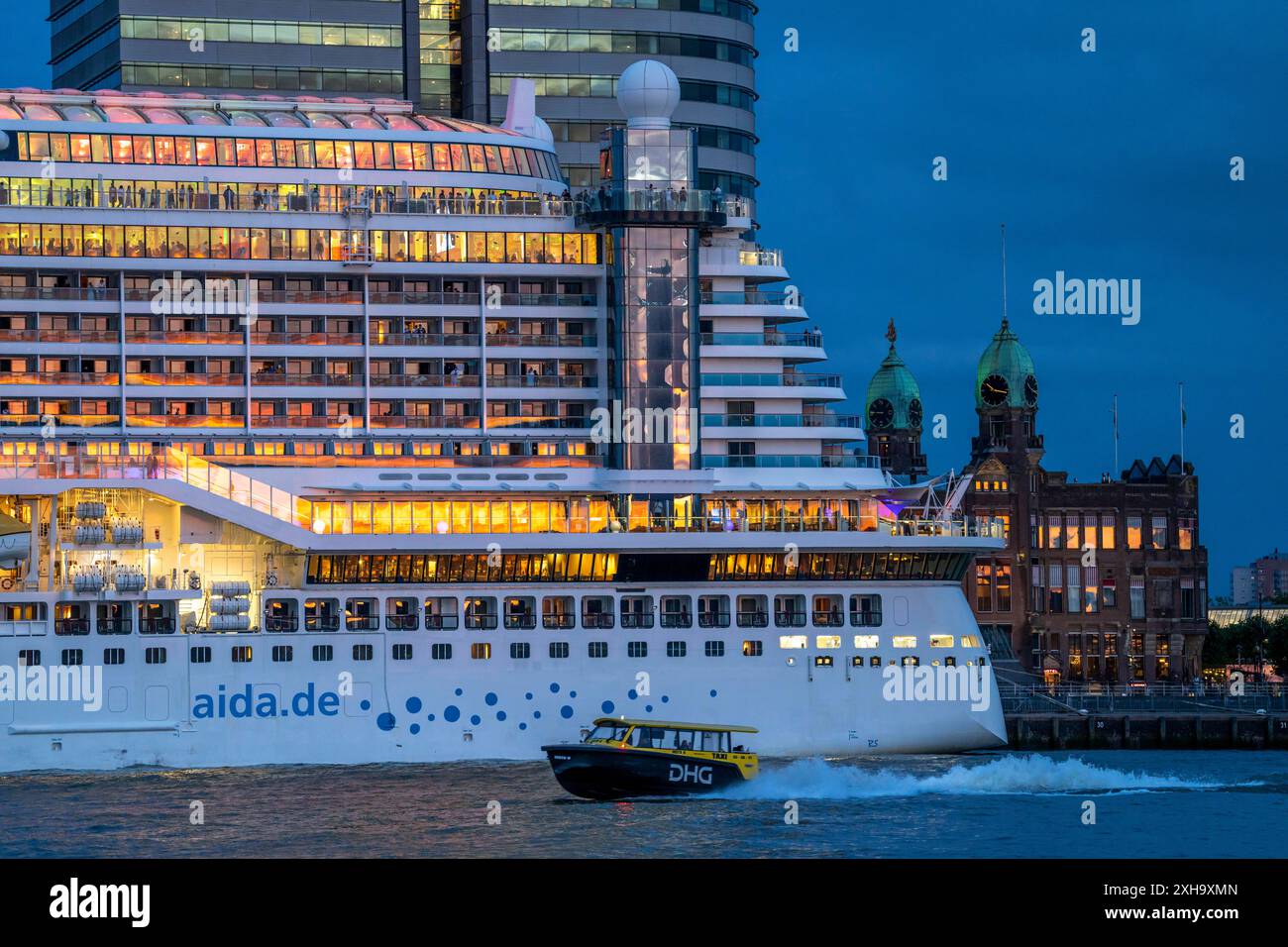 Kreuzfahrtschiff Aida Prima am Cruise terminal von Rotterdam, Kop van Zuid, Hochhäuser an der Wilhelminakade, Hotel New York Gebäude, Wassertaxi, Niederlande, Skyline Rotterdam *** bateau de croisière Aida Prima au Cruise terminal de Rotterdam, Kop van Zuid, gratte-ciel à Wilhelminakade, bâtiment de l'hôtel New York, cabine d'eau, pays-Bas, skyline Rotterdam Banque D'Images