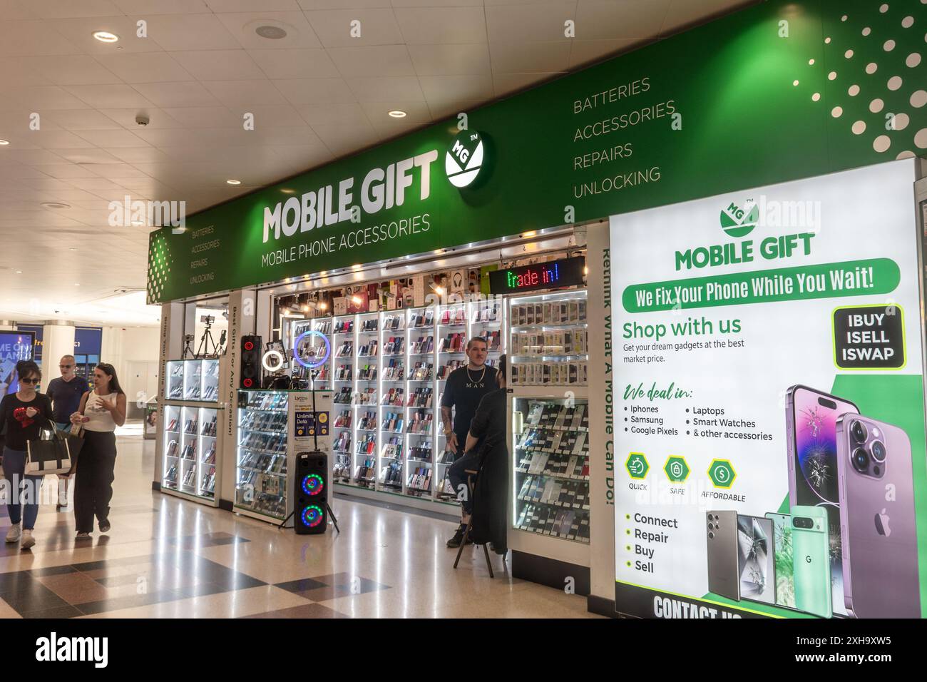 Boutique de cadeaux mobile vendant des accessoires de téléphone mobile dans le centre commercial intérieur, Angleterre, Royaume-Uni Banque D'Images