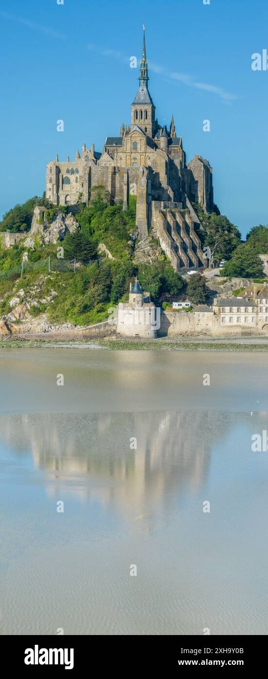Vue aérienne de l'abbaye du Mont Saint Michel, Normandie. France. Île. Détails architecturaux, flèche et statue de Saint Michel Banque D'Images