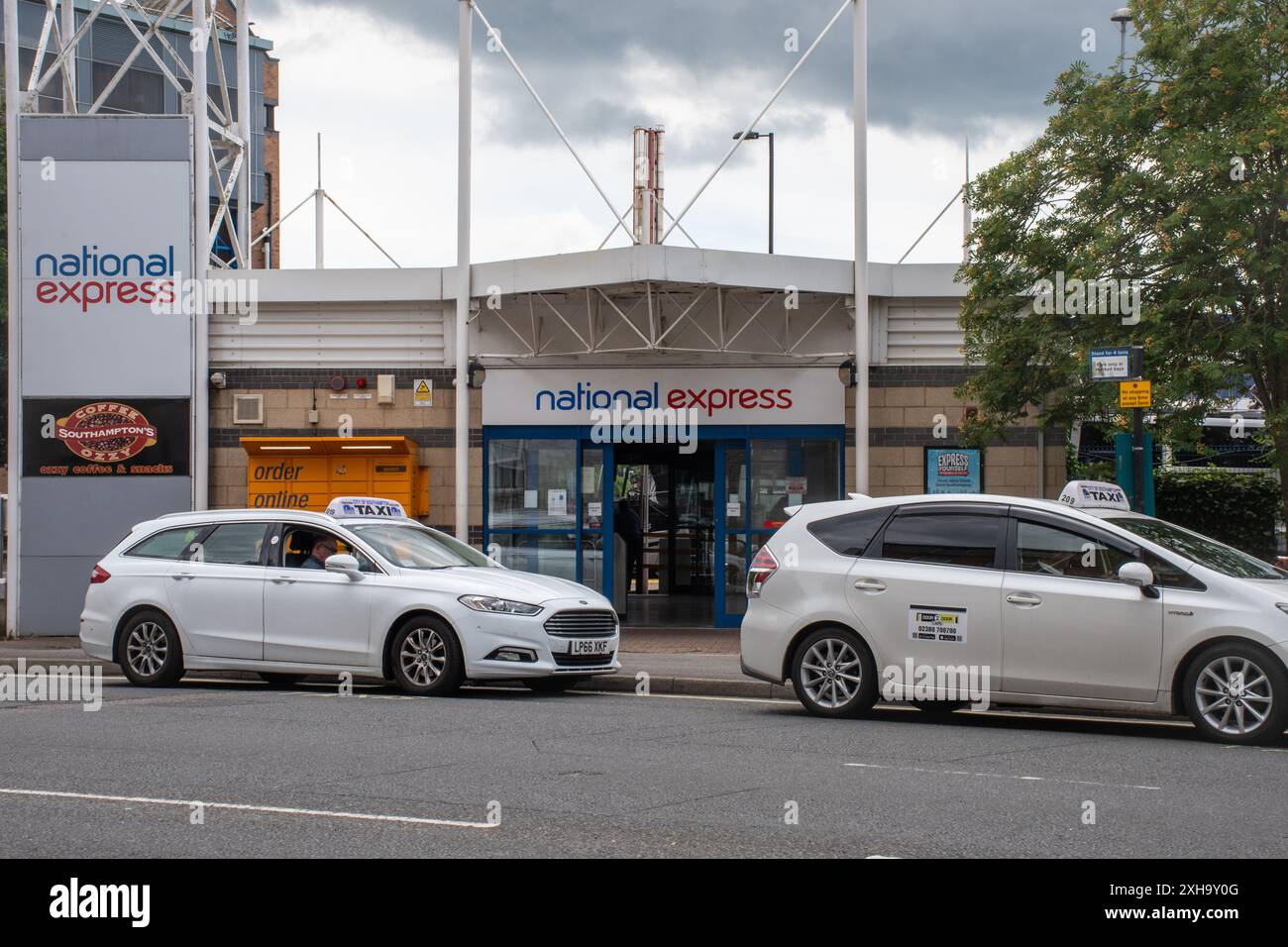 Gare routière National Express dans le centre-ville de Southampton, Hampshire, Angleterre, Royaume-Uni, avec taxis garés en attente à l'extérieur. Transports publics Banque D'Images