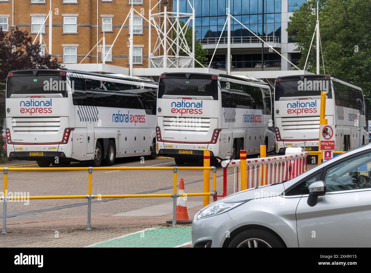 Autocars à la gare routière National Express dans le centre-ville de Southampton, Hampshire, Angleterre, Royaume-Uni. Transports publics Banque D'Images