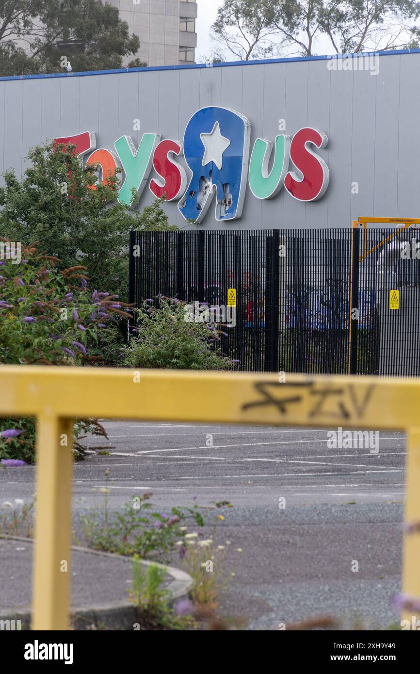 Old Toys R US magasin ou magasin, dilapidé fermé vers le bas commerce de détail, Angleterre, Royaume-Uni Banque D'Images