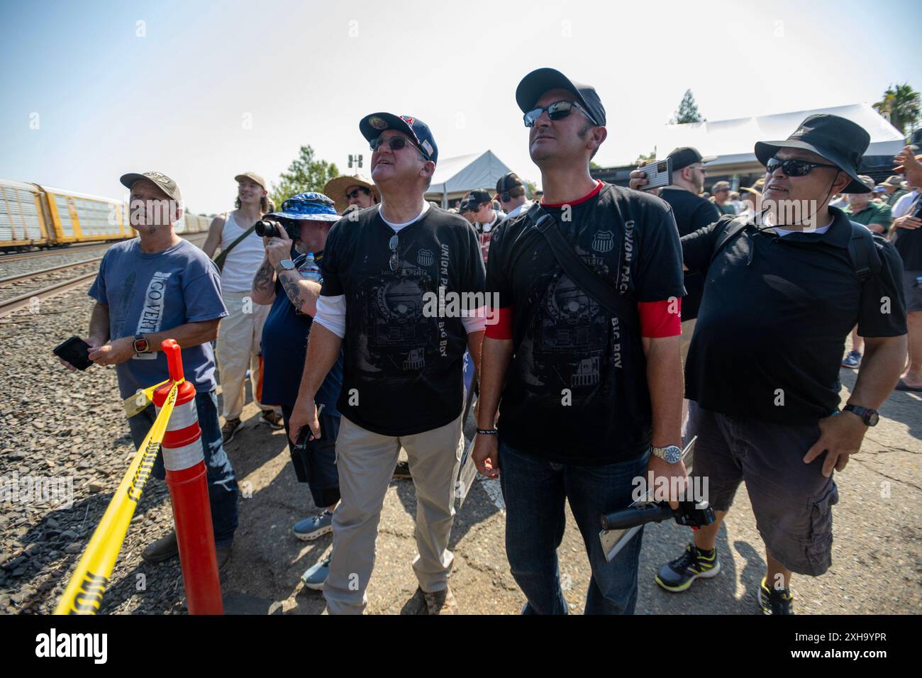 12 juillet 2024, Roseville, Californie, États-Unis : les passionnés de train MIKE LESTER et son fils, JEREMY d'Elk Grove, au centre, ont leur premier coup d'oeil à la locomotive à vapeur Big Boy No. 4014 de l'Union Pacific vendredi. Mike a dit : «J'ai grandi avec ça avec mon père étant un fan de rail, et de voir Big Boy pour la première fois, son esprit époustouflant et historique.» Il s'agit de la plus grande locomotive à vapeur au monde construite pour conquérir les montagnes. Elle est en tournée dans cinq états cet été lors de son tour Westward Bound Tour de 2024 du Wyoming à la Californie. (Crédit image : © Paul Kitagaki Jr./ZUMA Press Wire) USAGE ÉDITORIAL SEULEMENT! N Banque D'Images