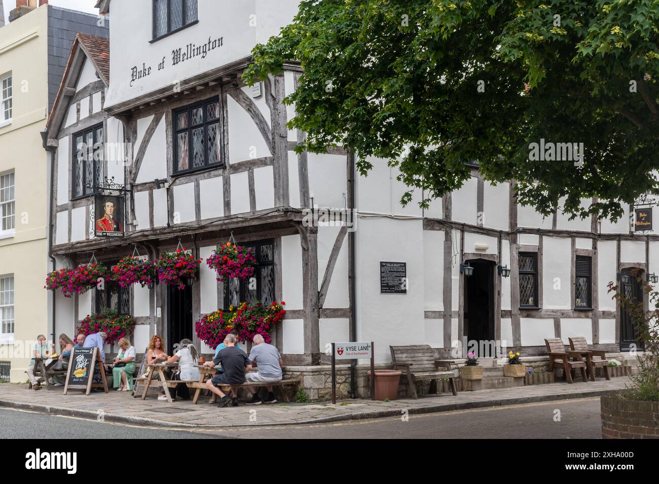 Pub Duke of Wellington dans la ville de Southampton, Hampshire, Angleterre, Royaume-Uni, un bâtiment historique à pans de bois, avec des gens assis à des tables à l'extérieur Banque D'Images