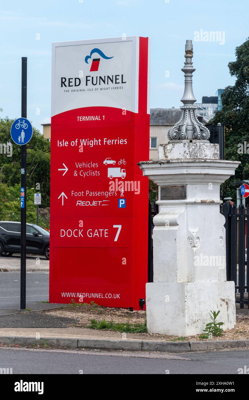 Panneau de ferry rouge en entonnoir à Southampton, entrée des ferries à l'île de Wight, Hampshire, Angleterre, Royaume-Uni Banque D'Images