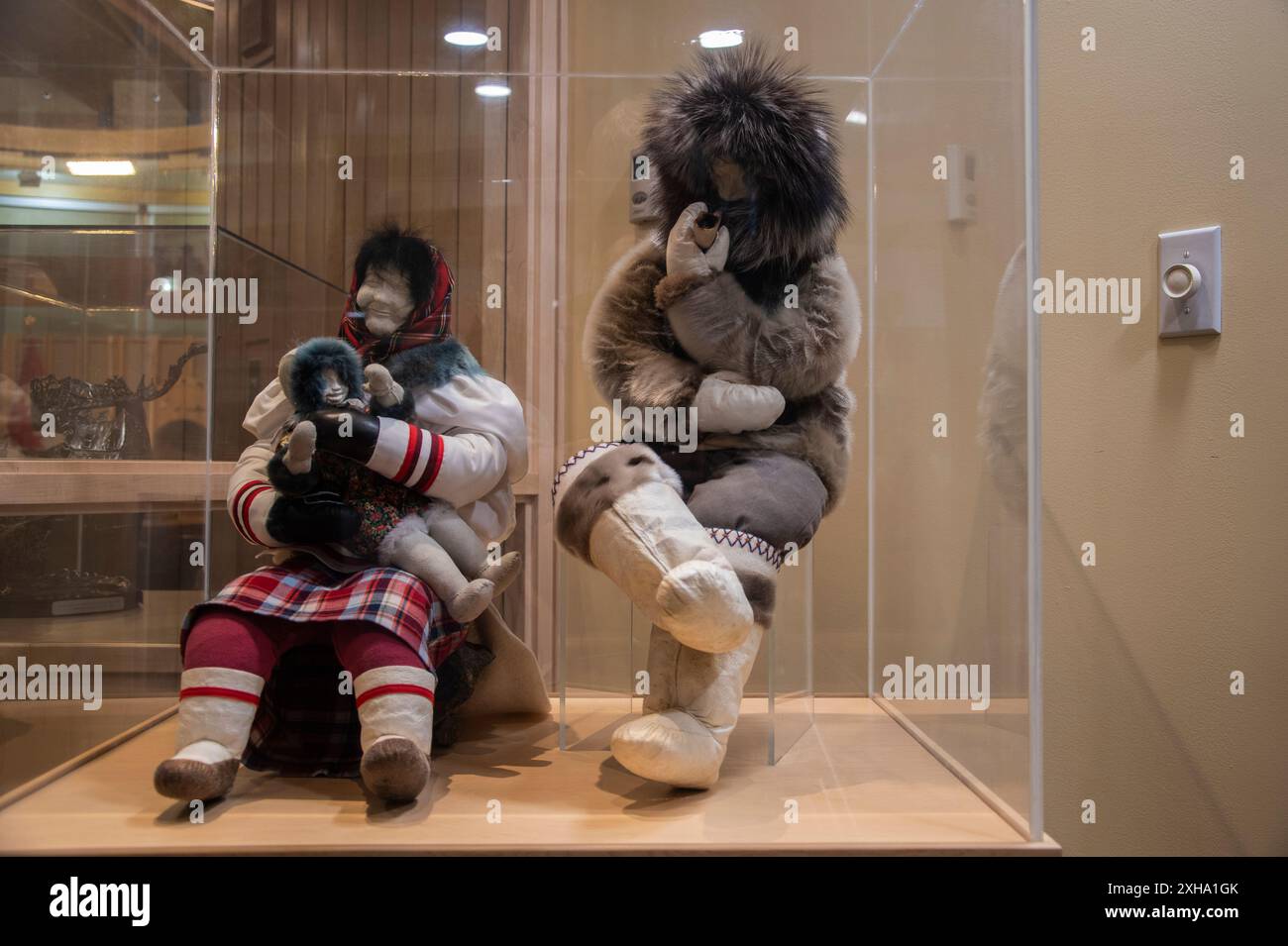 Poupées inuites vêtues de vêtements traditionnels à l'Assemblée législative du Nunavut sur Federal Road à Iqaluit, Nunavut, Canada Banque D'Images