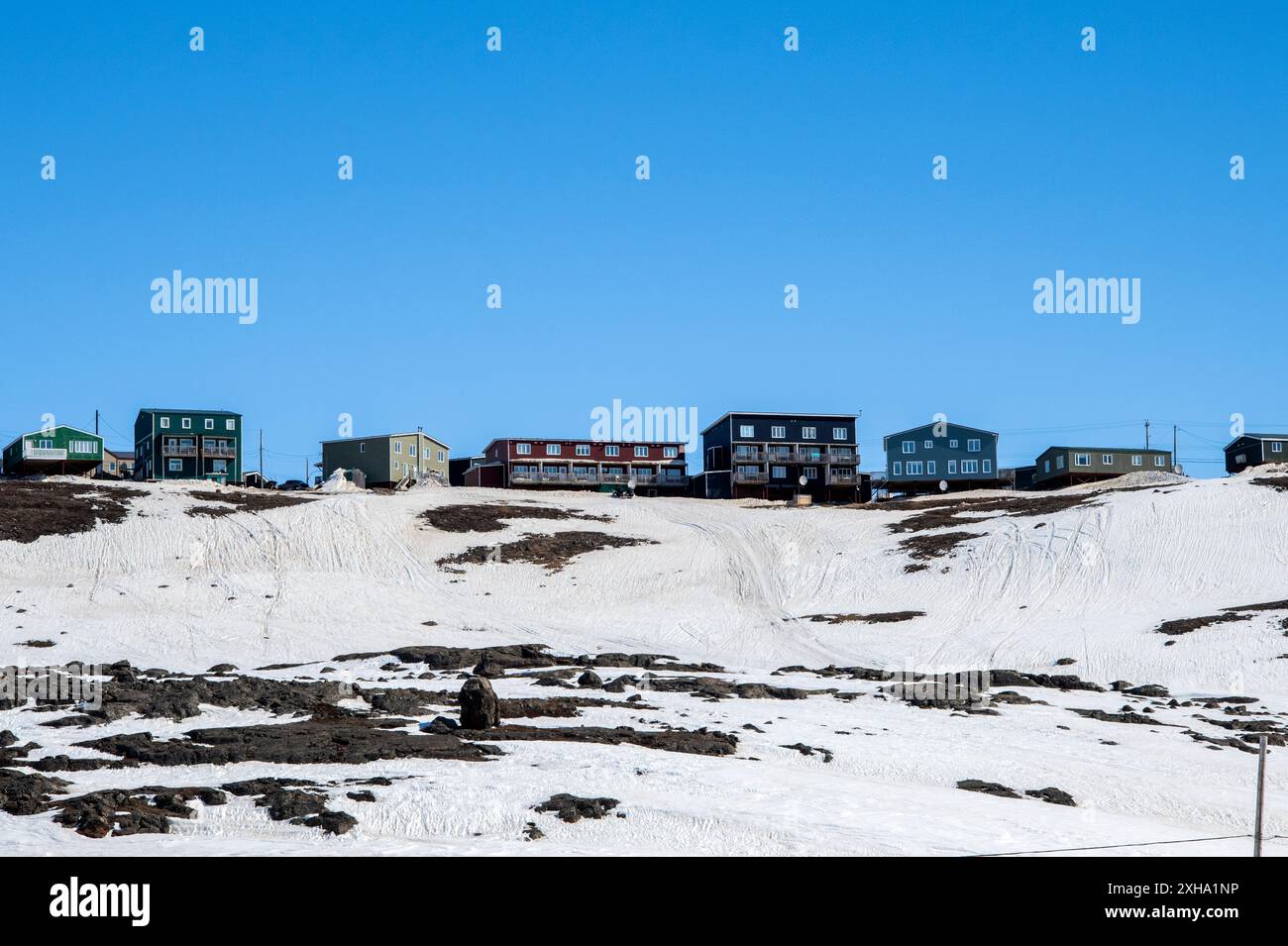 Vue des immeubles d'appartements sur la colline depuis Qajisarvik Road au Nunavut, Canada Banque D'Images