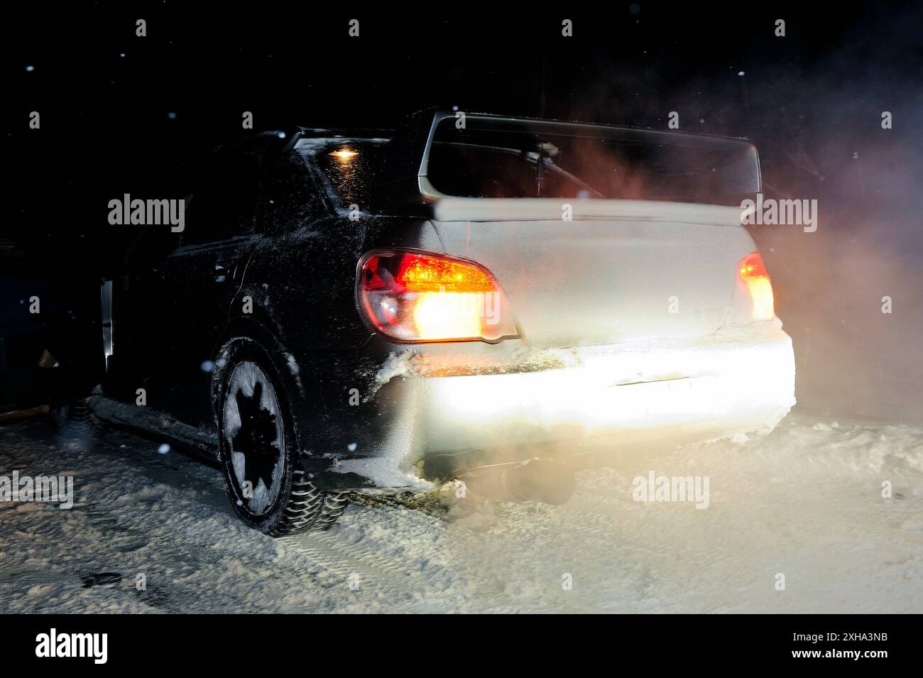 courses hivernales la nuit, transport, voyage, neige, glissant, conduire une voiture en hiver, dérive Subaru, manœuvres dangereuses, dérapage contrôlé Banque D'Images