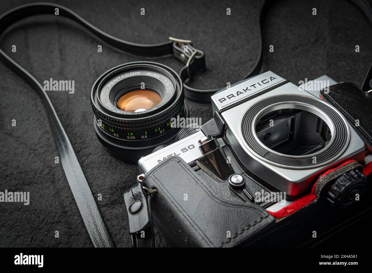 Walbrzych, pologne - 12 juillet 2024 : appareil photo Praktica 35mm Vintage allemand avec sangle en cuir sur fond noir Banque D'Images