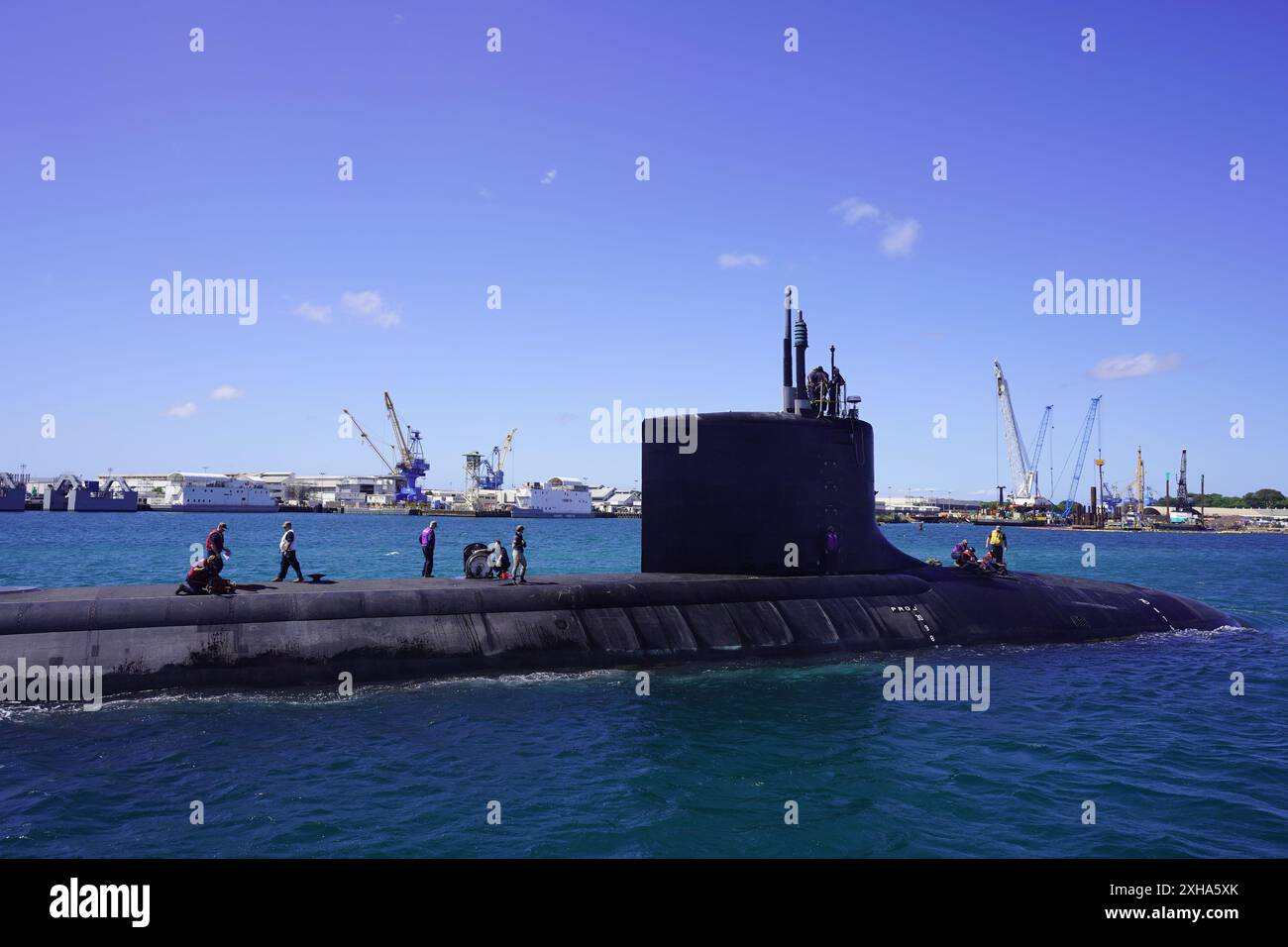 Le sous-marin d'attaque rapide de classe Virginia USS Minnesota (SSN 783) commence des essais en mer alors qu'il traverse Pearl Harbor, Hawaï, le 20 juin 2024. Le Minnesota est entré dans un programme de disponibilité restreinte avec sélection d'amarrage étendue (EDSRA) au chantier naval de Pearl Harbor et à l'installation de maintenance intermédiaire (PHNSY & IMF) il y a près de 25 mois. Au cours de la période de maintenance, le chantier naval et son équipage ont effectué des travaux de sablage et de revêtement de citernes, de préservation de la coque, de réparation des systèmes de propulsion et de navire, de modernisation et d'amélioration des systèmes mécaniques et électriques. Après la certification, l'équipage travaillera ensemble Banque D'Images