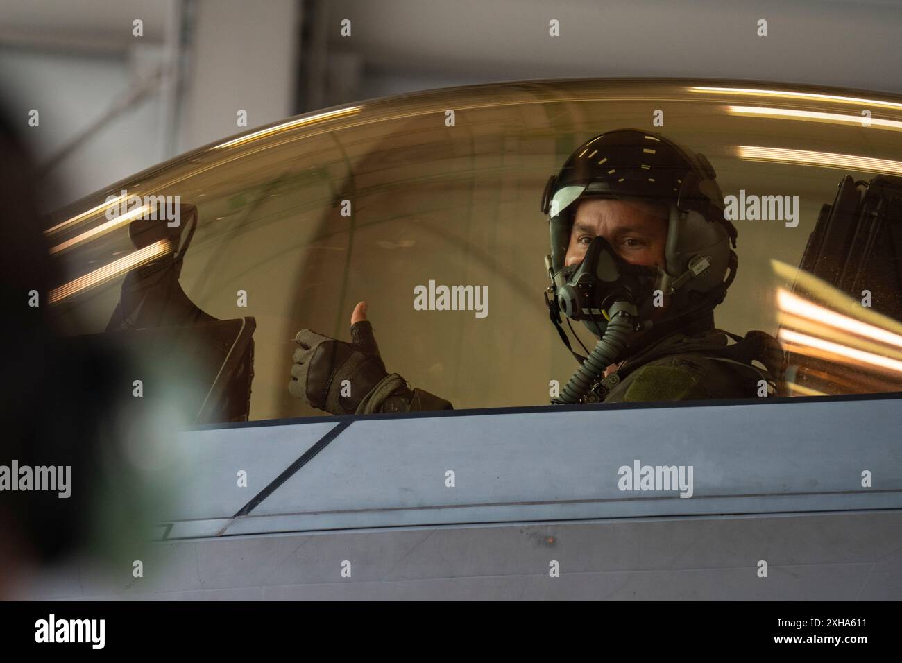 Kevin Jamieson donne un coup de pouce avant son dernier vol en tant que commandant de la 3e Escadre à joint base Elmendorf-Richardson, Alaska, le 9 juillet 2024. Jamieson cédera le commandement de la 3e Escadre à Col. Charles Schuck le 15 juillet 2024. (Photo de l'US Air Force par l'aviateur principal J. Michael Peña) Banque D'Images