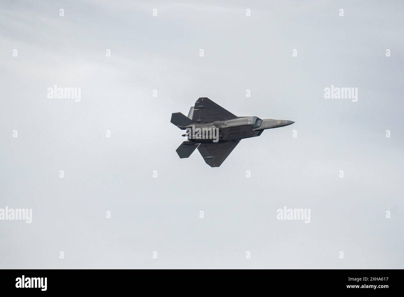 Kevin Jamieson pilote un F-22 Raptor affecté à la 3e Escadre lors de son dernier vol en tant que commandant de la 3e Escadre à joint base Elmendorf-Richardson, Alaska, le 9 juillet 2024. Jamieson cédera le commandement de la 3e Escadre à Col. Charles Schuck le 15 juillet 2024. (Photo de l'US Air Force par l'aviateur principal J. Michael Peña) Banque D'Images