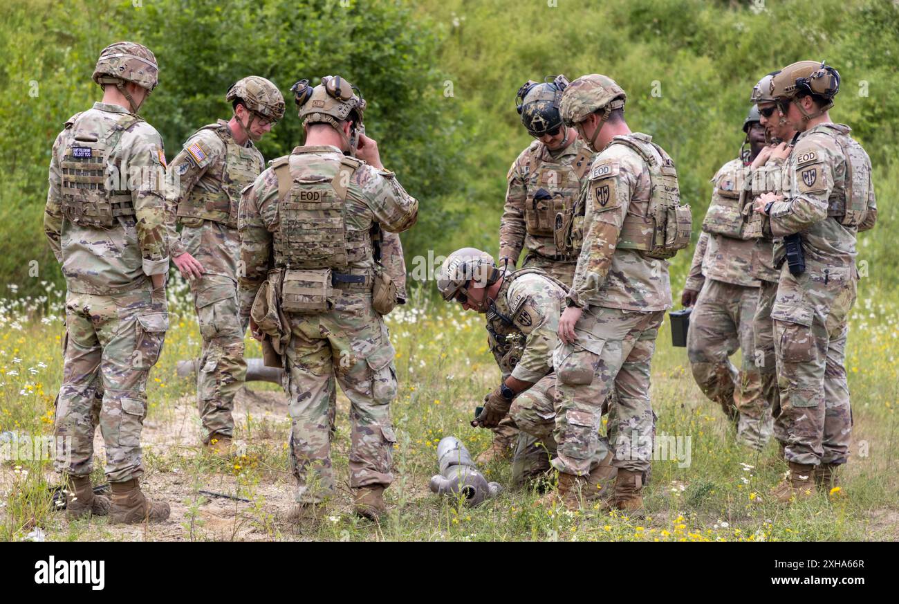 Les soldats américains, affectés à la 702e compagnie d'ordonnance (élimination d'explosifs d'artillerie), mènent une formation lors d'une gamme d'effets explosifs et d'outils dans la zone d'entraînement de Grafenwoehr, en Allemagne, le 9 juillet 2024. Cet exercice avait pour but de former les soldats à la perturbation et à la destruction, deux effets potentiels importants de la manipulation des munitions explosives. (Photo de l'armée américaine par le sergent Zoe Y. tourne) Banque D'Images