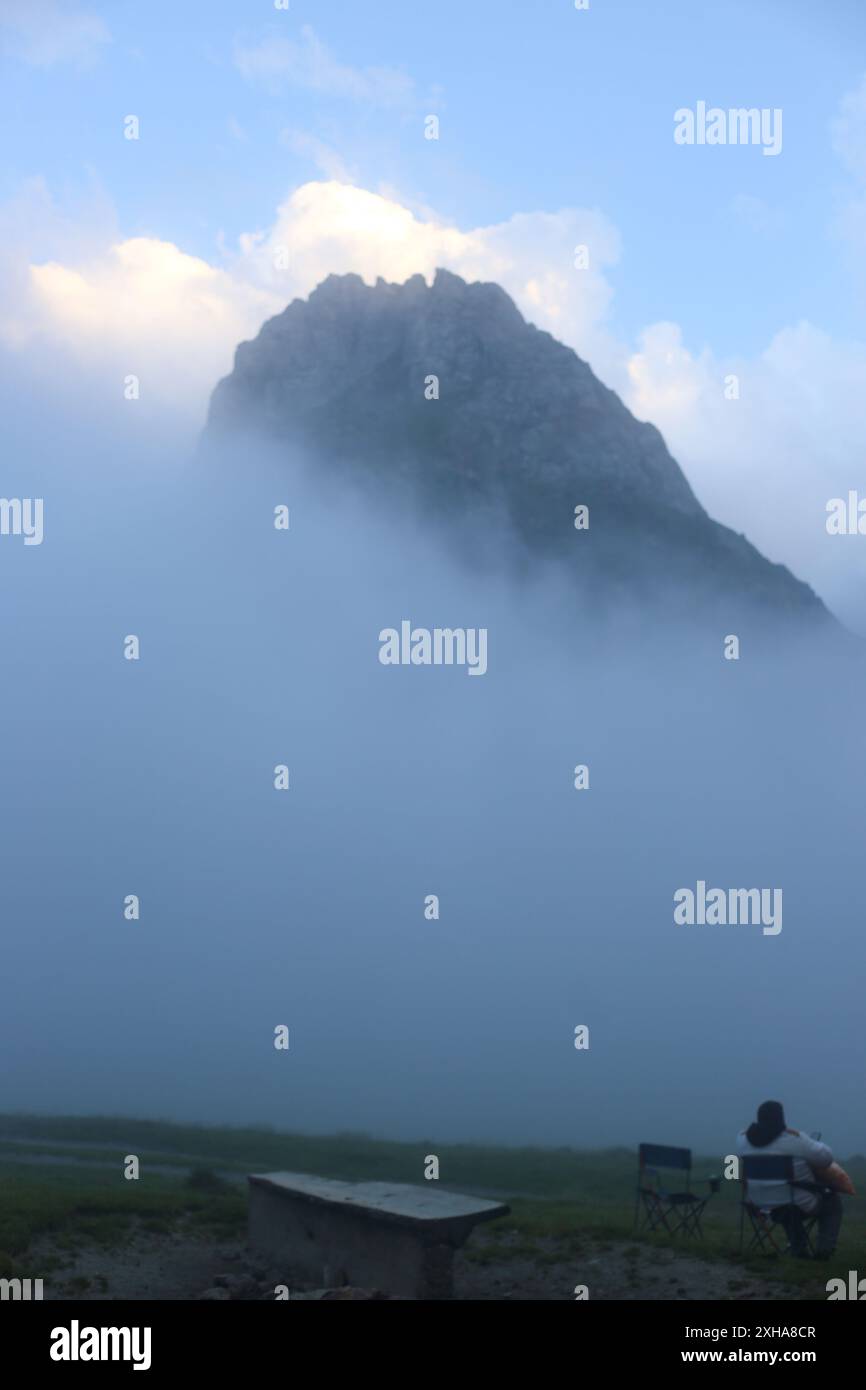 Bareges, France. 12 juillet 2024. La Bât d’Ourdis avec brouillard lors du pré-col du Tour de France 2024 sur le Col du Tourmalet, le 12 juillet 2024, à Bareges, France. (Photo d'Alberto Brevers/Pacific Press) crédit : Pacific Press Media production Corp./Alamy Live News Banque D'Images