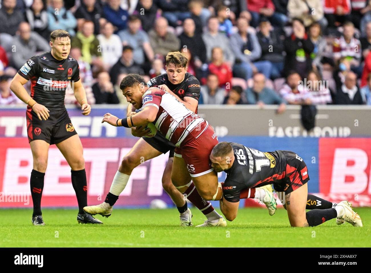 Patrick Mago de Wigan Warriors est attaqué lors du match de la Betfred Super League Round 17 Wigan Warriors vs St Helens au DW Stadium, Wigan, Royaume-Uni, le 12 juillet 2024 (photo de Cody Froggatt/News images) Banque D'Images