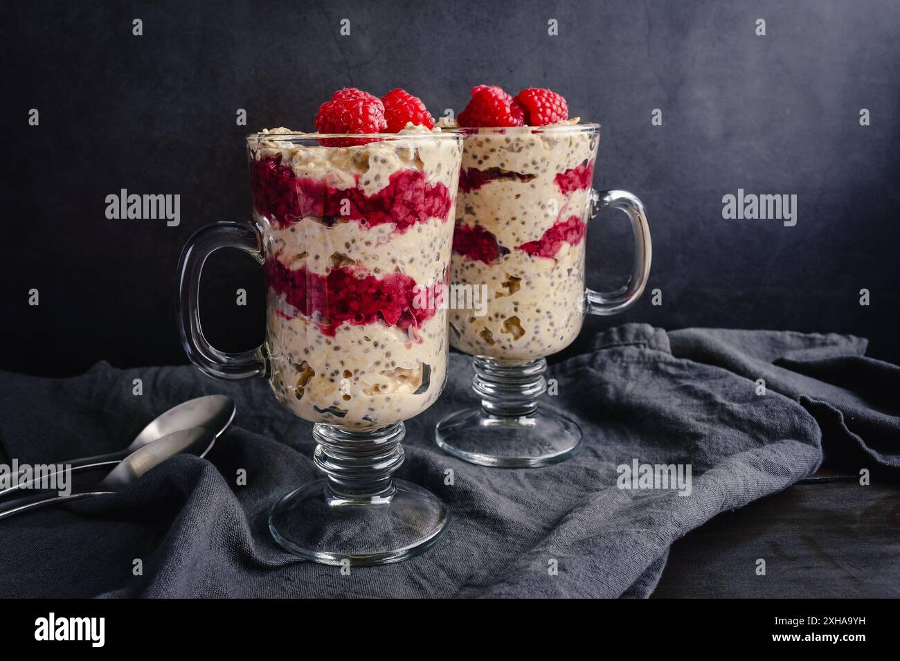 Framboise Peanut Butter Parfaits d'avoine : petit déjeuner en couches sain avec framboises, roulés de bouts, fruits et graines de chia dans des verres à café irlandais Banque D'Images