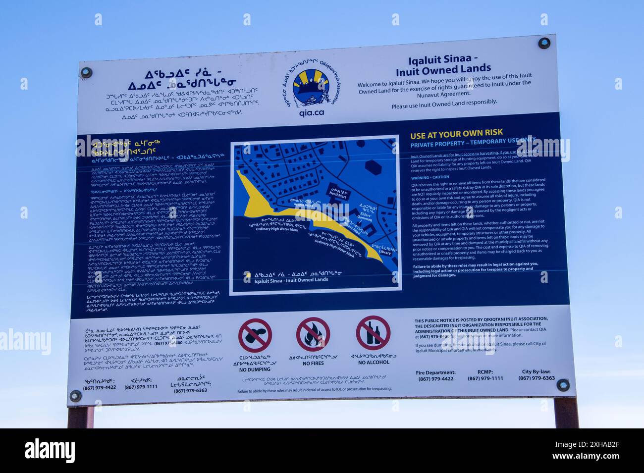 Bilingue Iqaluit Sinaa Inuits affiche des terres en anglais et en inuktitut sur la plage de la baie Frobisher à Iqaluit, Nunavut, Canada Banque D'Images