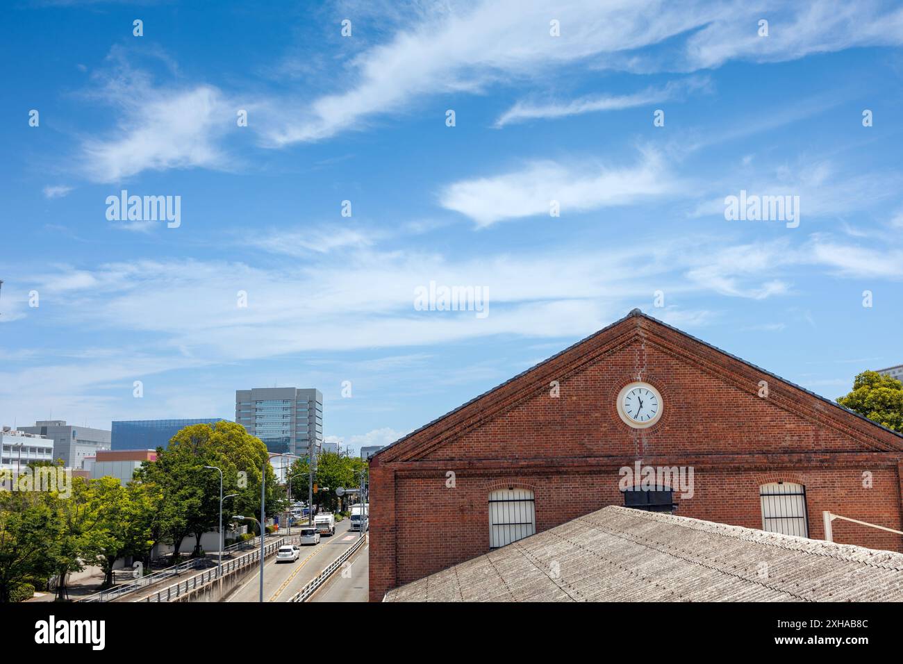 Vitange Red Brick Building avec horloge moderne Banque D'Images