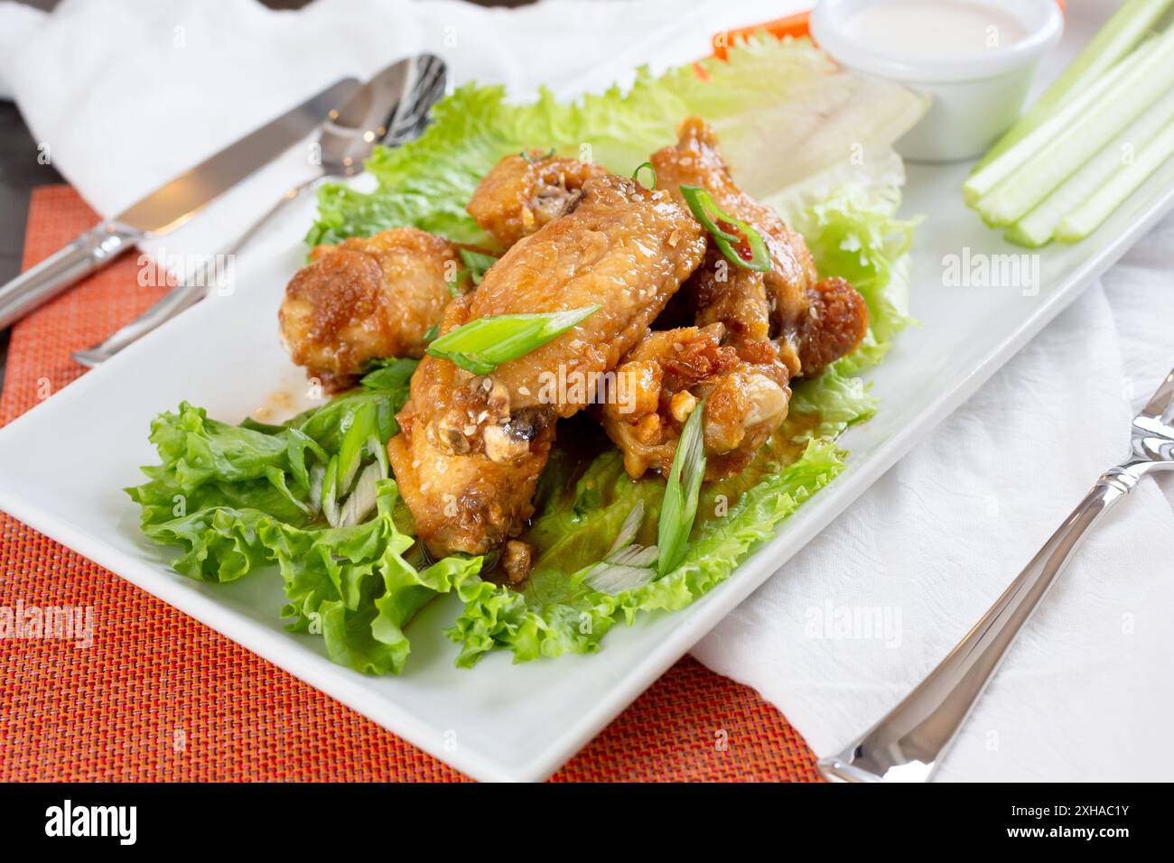 Vue sur les ailes de poulet épicées coréennes. Banque D'Images