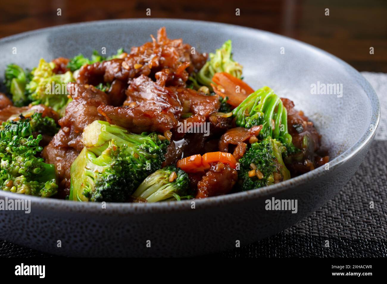 Une vue d'un bol de bœuf chinois et de brocoli. Banque D'Images