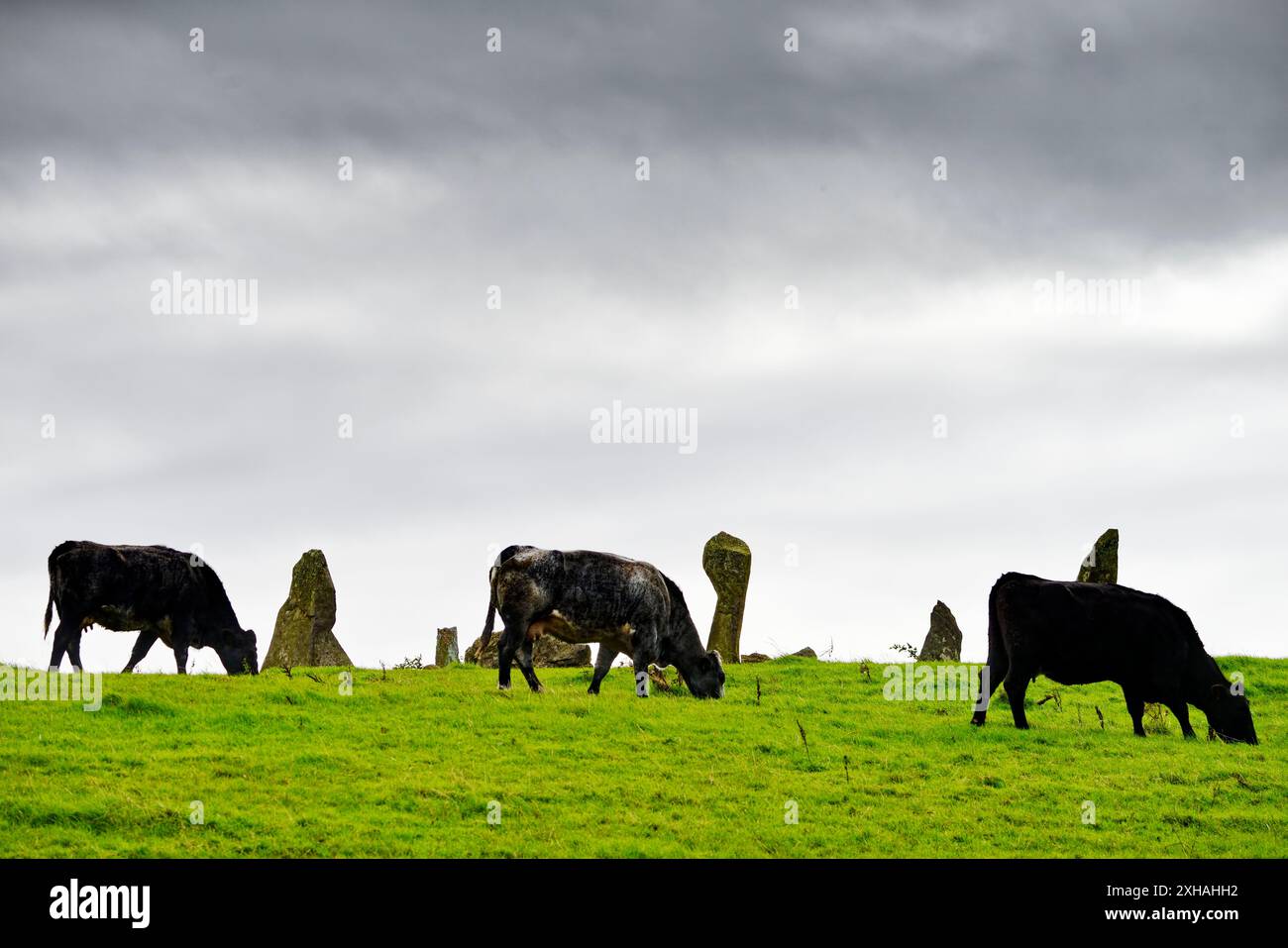 Bocan Stone Circle À Glackadrumman, Inishowen, Donegal, Irlande. Grand anneau rituel préhistorique ancien cairn avec des buriaux avec vue sur les Hébrides intérieures Banque D'Images