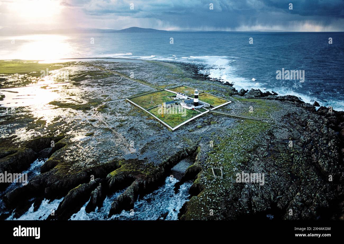 Phare sur l'île Tory au large de la côte nord-ouest du comté de Donegal, Irlande. Tempête approchant, prévision d'expédition zone maritime Malin Banque D'Images