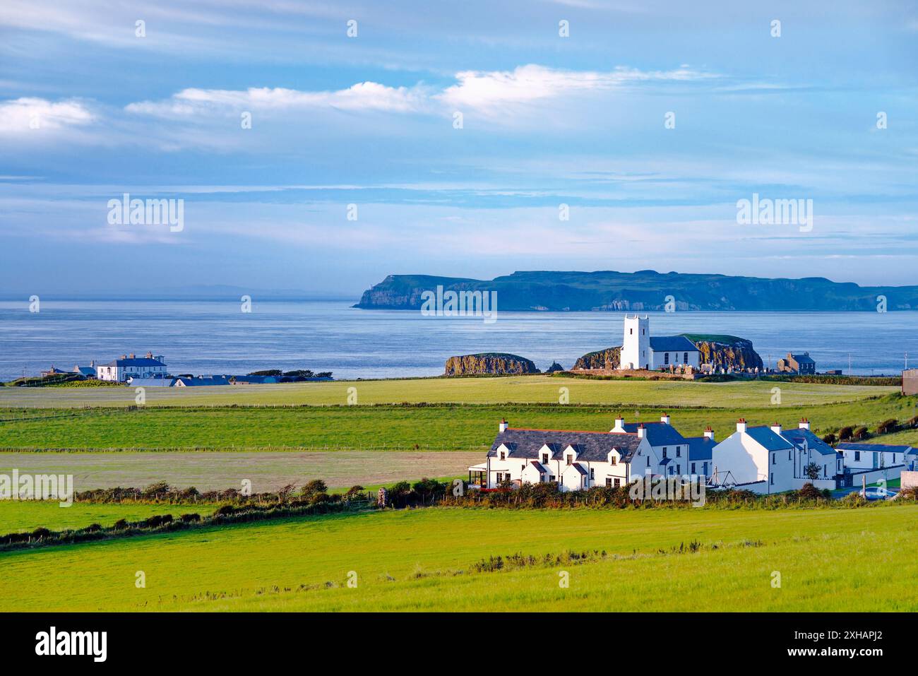 Ballintoy église paroissiale à Ballintoy Harbour près de Bushmills sur le Comté d'Antrim Coast Road. L'île de Rathlin derrière. L'Irlande du Nord Banque D'Images