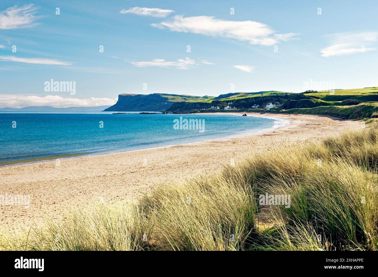 Ballycastle Beach, comté d'Antrim, Irlande du Nord sur la North Antrim Coast Road. En regardant vers le promontoire de Fair Head Banque D'Images