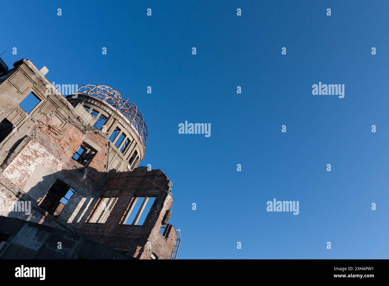 Le dôme de la bombe atomique Hiroshima, à l'origine le hall commercial de la préfecture d'Hiroshima le dôme de la bombe atomique tel qu'il est maintenant connu est devenu un monument emblématique car il était l'une des rares structures à rester debout après le bombardement atomique d'Hiroshima le 6 août 1945. Déclaré site du patrimoine mondial de l'UNESCO en décembre 1996. Banque D'Images