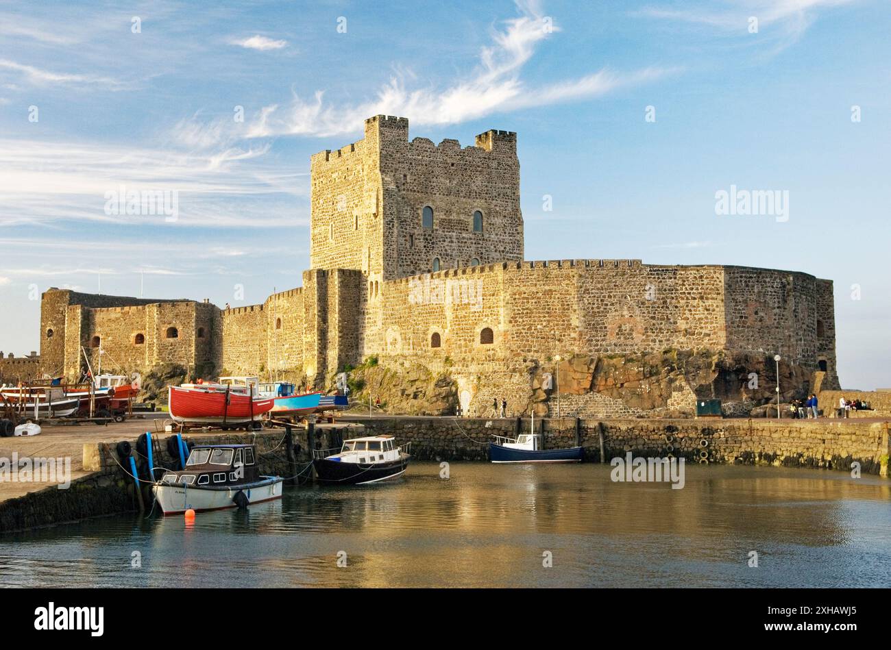 Château de Carrickfergus sur la North Antrim Coast Road sur la rive de Belfast Lough. Période normande construite par John de Courcy en 1177 Banque D'Images
