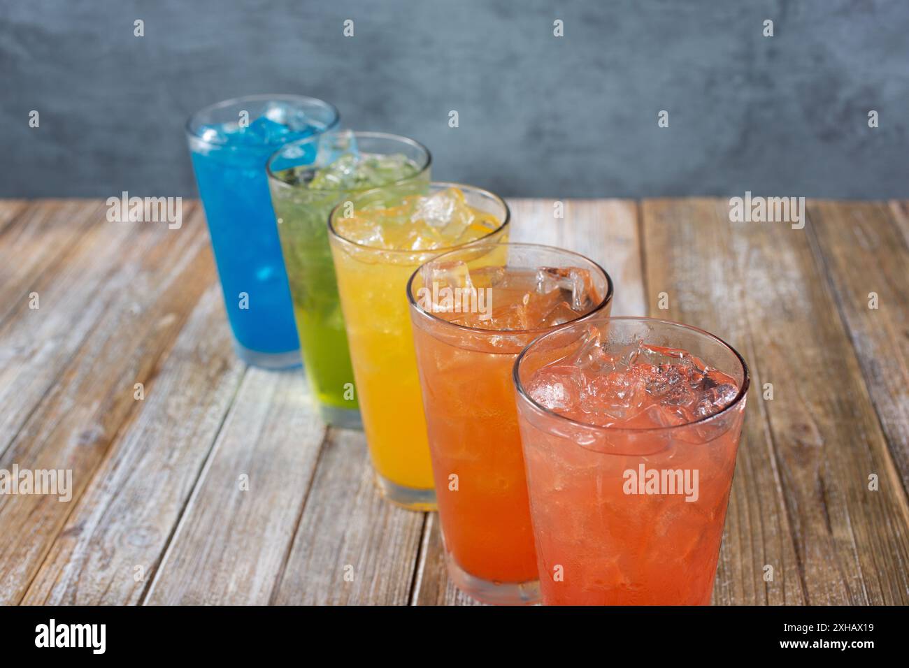 Une vue de plusieurs boissons froides glacées avec un motif arc-en-ciel. Banque D'Images