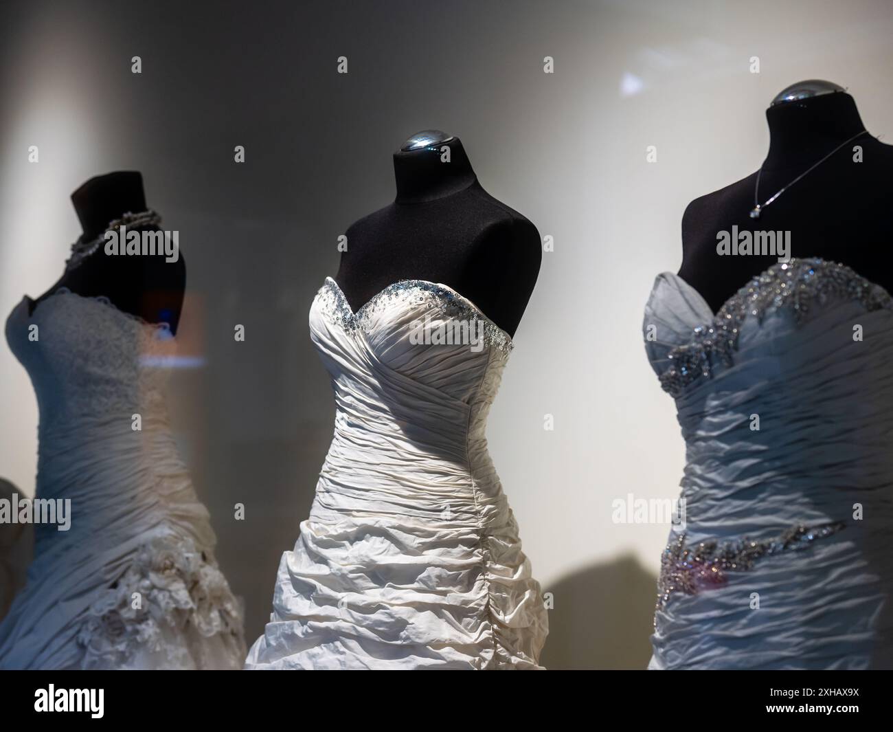 Vitrine commerçante illuminée avec mariée Fashion. Banque D'Images