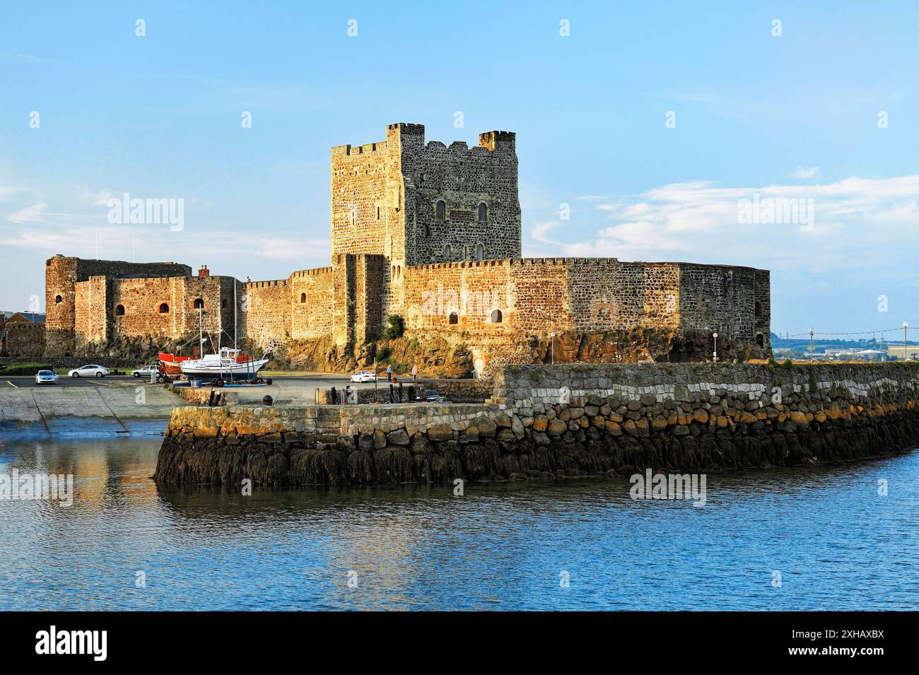 Château de Carrickfergus sur la North Antrim Coast Road sur la rive de Belfast Lough. Période normande construite par John de Courcy en 1177 Banque D'Images
