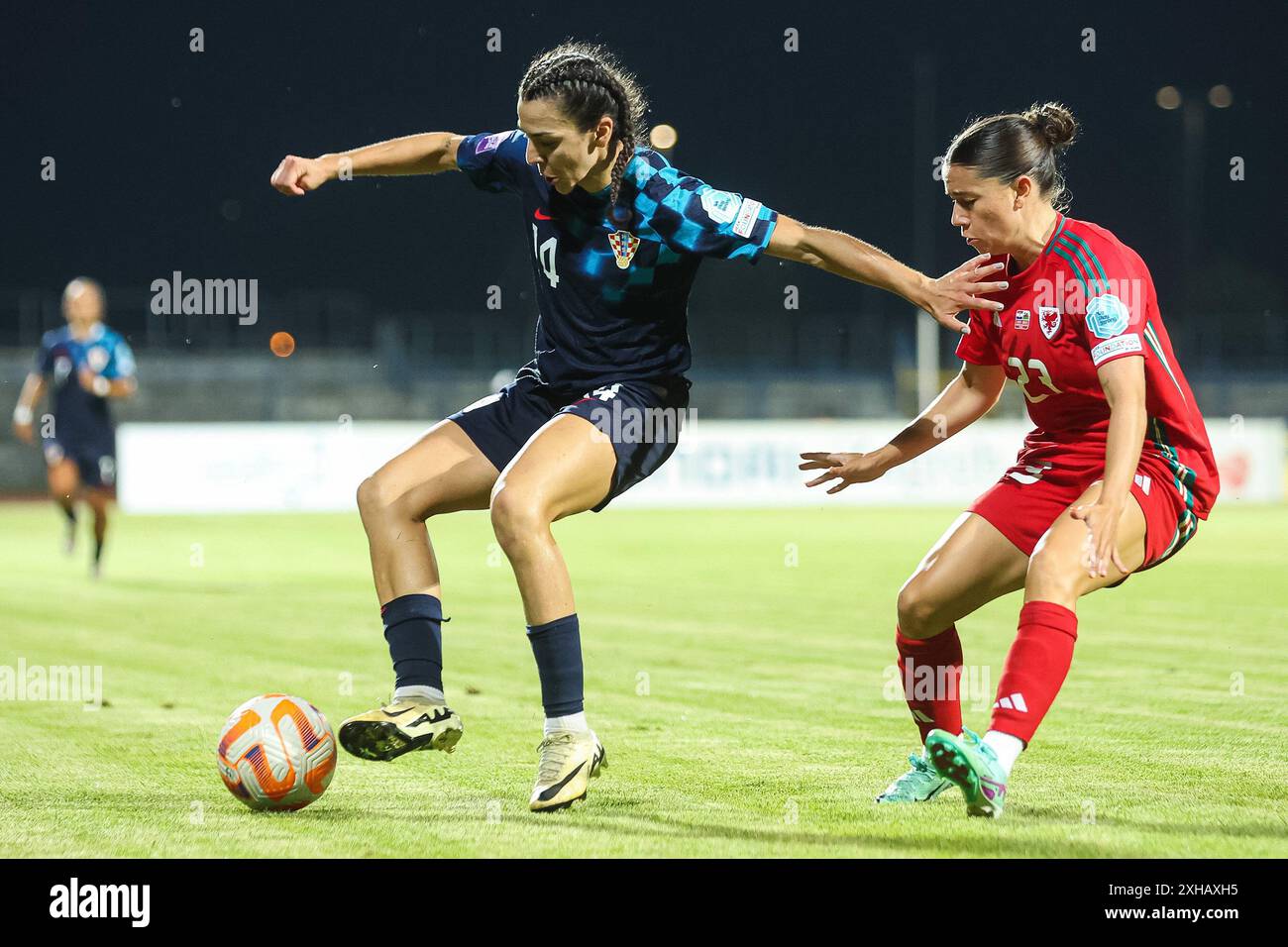 Karlovac, Croatie. 12 juillet 2024. Antonia Dulcic (à gauche) participe au match du Groupe B4 de la Ligue B entre la Croatie et le pays de Galles lors de la qualification de L'UEFA Women's EURO 2025 à Karlovac, Croatie, le 12 juillet 2024. Crédit : Luka Stanzl/PIXSELL via Xinhua/Alamy Live News Banque D'Images