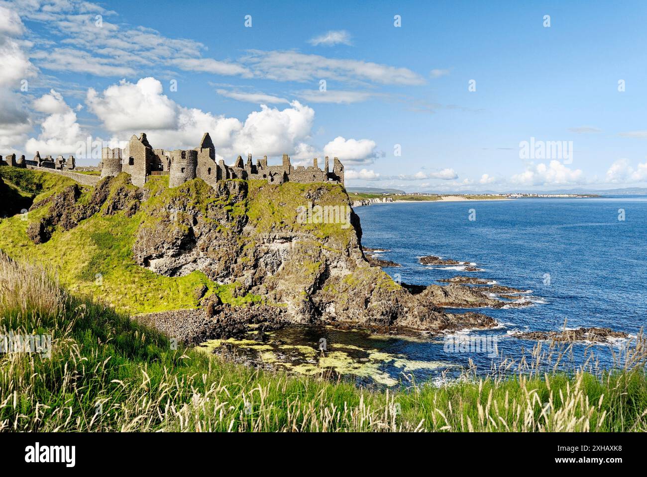 Le Château de Dunluce, ruine médiévale entre Portrush et sur la côte nord d'Antrim Bushmills Road, comté d'Antrim, en Irlande du Nord Banque D'Images
