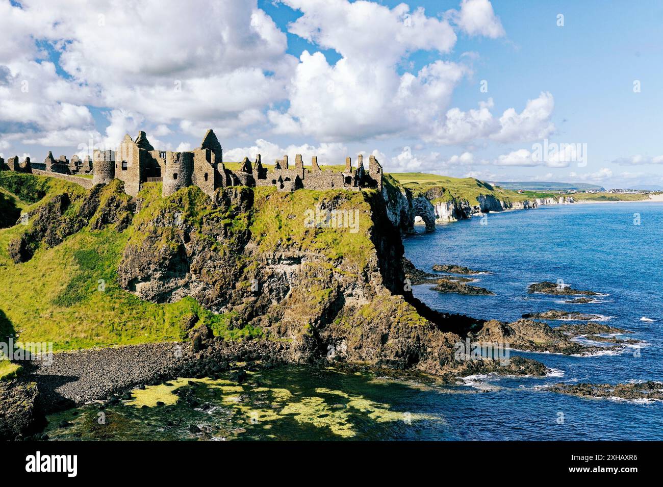 Le Château de Dunluce, ruine médiévale entre Portrush et sur la côte nord d'Antrim Bushmills Road, comté d'Antrim, en Irlande du Nord Banque D'Images
