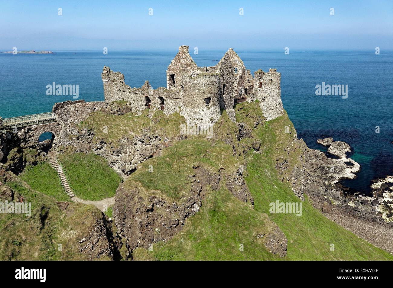 Le Château de Dunluce, ruine médiévale entre Portrush et sur la côte nord d'Antrim Bushmills Road, comté d'Antrim, en Irlande du Nord Banque D'Images